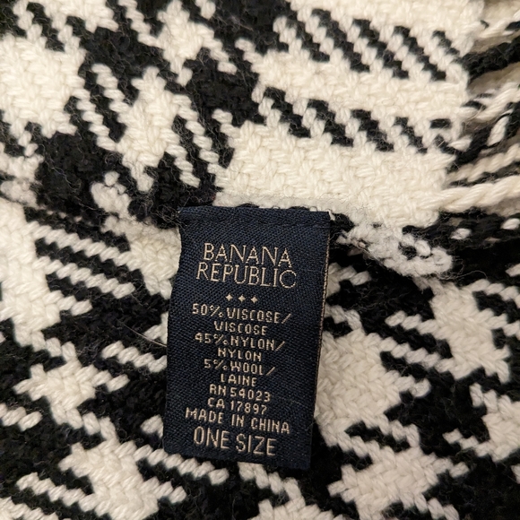 Banana Republic scarf - Picture 3 of 8
